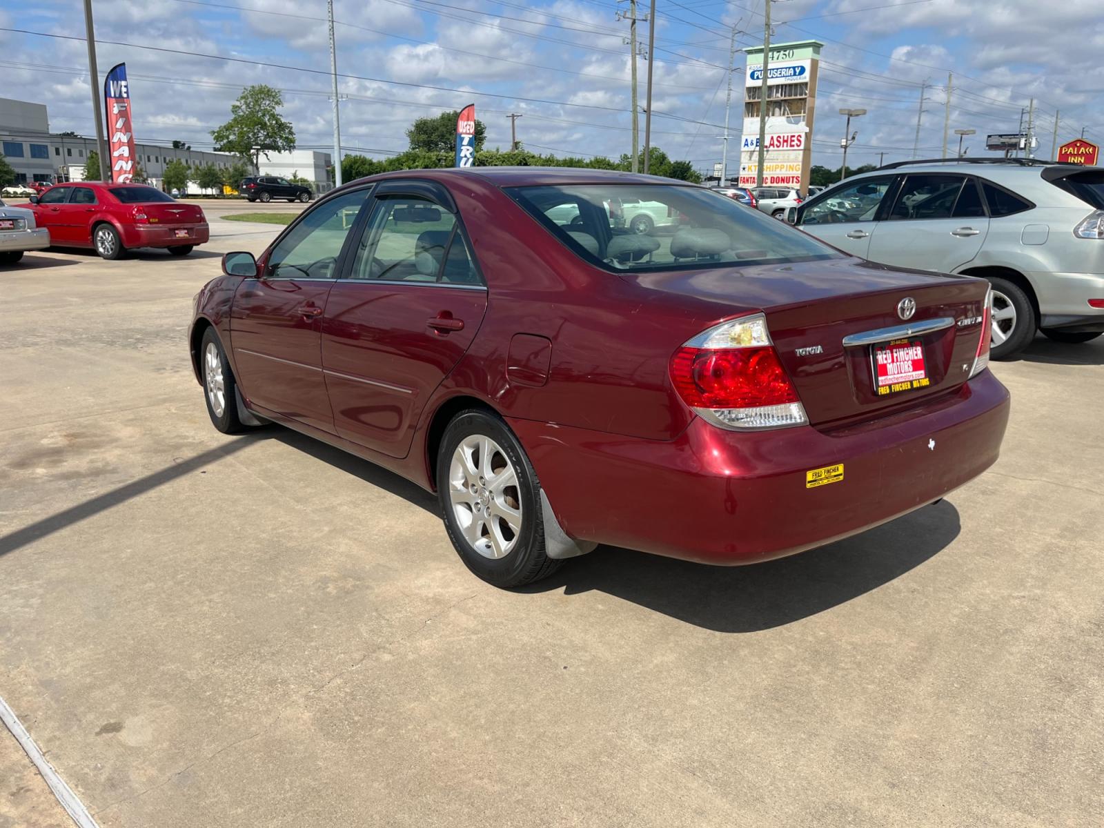 2006 red /TAN Toyota Camry LE V6 (4T1BF30KX6U) with an 3.0L V6 DOHC 24V engine, 5-Speed Automatic Overdrive transmission, located at 14700 Tomball Parkway 249, Houston, TX, 77086, (281) 444-2200, 29.928619, -95.504074 - Photo #4